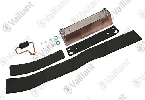 Vaillant Bauteile, bestehend aus einer transparenten Abdeckung, zwei Gummimatten, einem Rohr, verschiedenen Dichtungen und einem kleinen Elektronikteil.